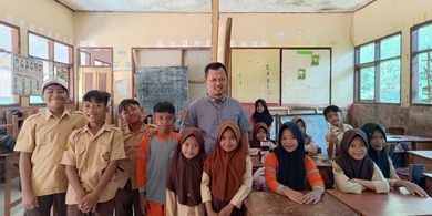 Pengabdian Lili Suparno, Rela Pindah Kota demi Masa Depan Anak-anak di Pelosok Garut