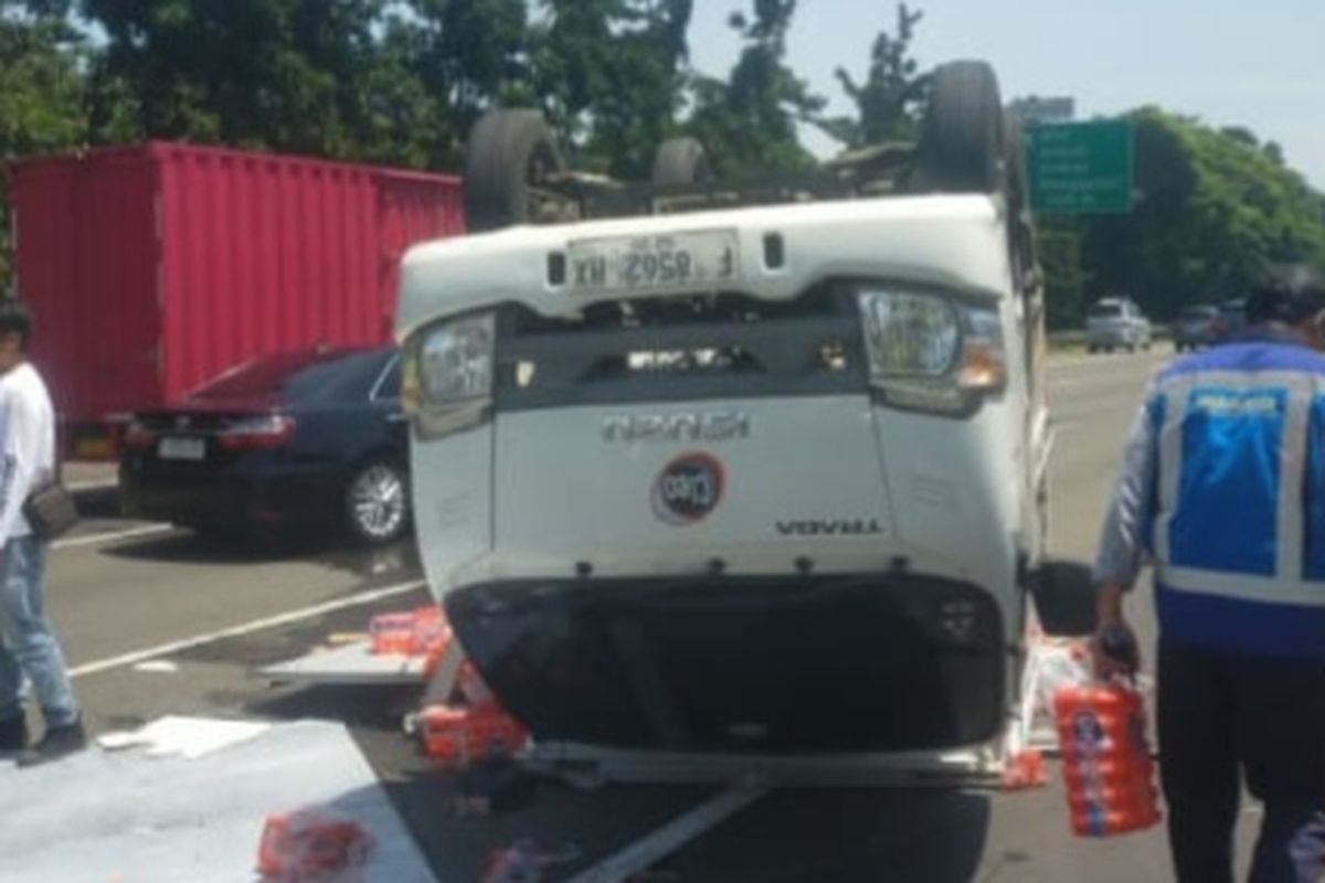 Mobil box terguling usai mengalami pecah ban di Tol Jagorawi KM 34, Bogor. Dok polisi