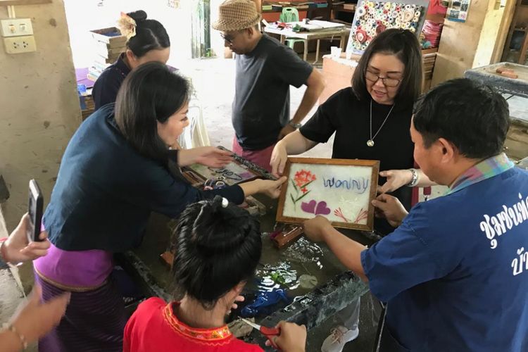 Proses pembuatan kertas hias di workshop milik Jinnaluck, Chiang Rai, Thailand.