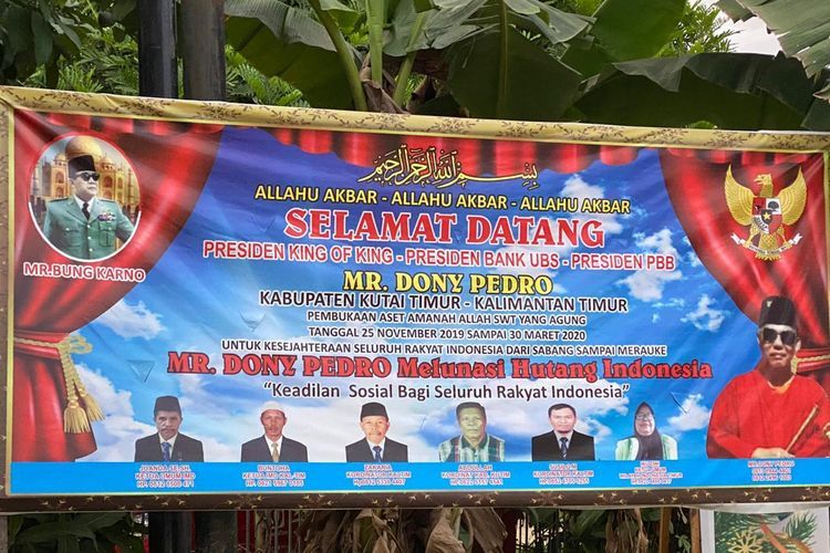 Spanduk King of The King yang terpasang di Sangatta, Kabupaten Kutai Timur, Kalimantan Timur, Rabu (29/1/2020).