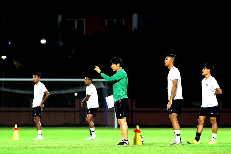 Jelang laga Kualifikasi Piala Asia U20 2023 pelatih Timnas Indonesia Shin Tae-yong memimpin latihan terakhir di Lapangan Thor Surabaya, Selasa (13/9/2022) malam.