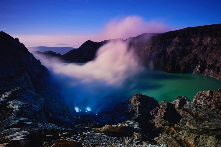 fenomena blue fire atau api biru di Kawah Ijen, Banyuwangi DOK. Shutterstock/thanmano