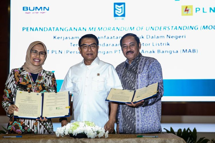 Plt Direktur Utama PLN Sripeni Inten Cahyani dan Presiden Direktur MAB Leonard saat penandatanganan Nota Kesepahaman antara PLN dengan Mobil Anak Bangsa (MAB) di Kantor PLN Pusat, Jakarta, Rabu (6/11/2019). Dalam tahun ini, PLN berencana membangun 10 (sepuluh) SPKLU di seluruh Indonesia. Secara berangsur sampai tahun depan, diharapkan jumlahnya terus bertambah, guna menunjang hadirnya perangkat kendaraan listrik mulai dari mobil listrik berbasis baterai, skuter (motor listrik), dan berbagai kendaraan listrik lainnya.