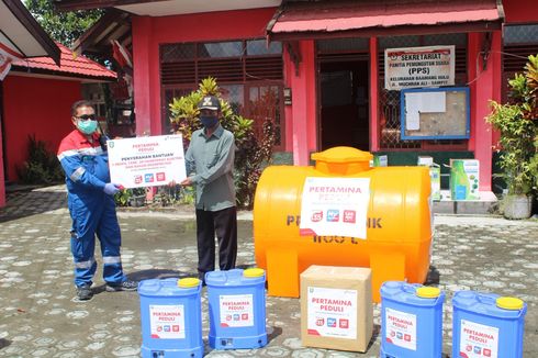 Pertamina Peduli Membagikan Alat Semprot dan Tandon Air di Kelurahan Baamang Hulu