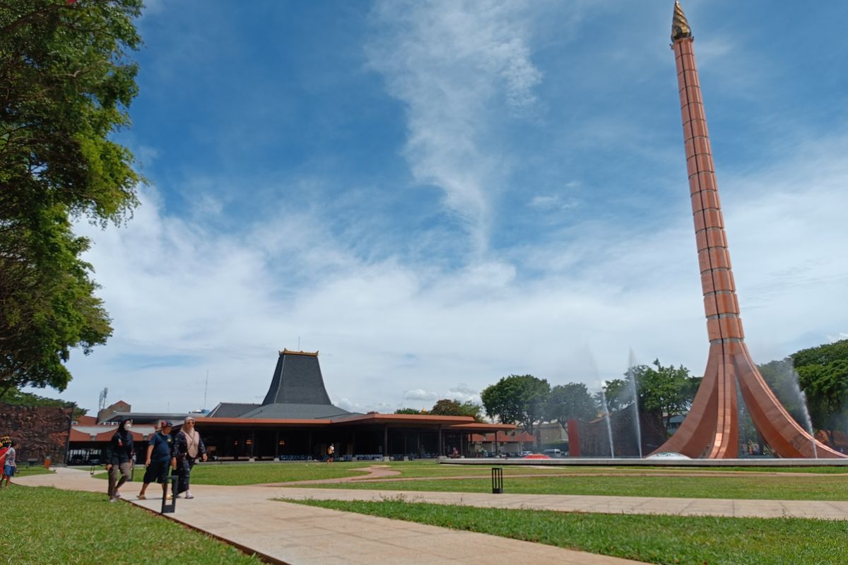 Wajah baru Wisata TMII yang sudah mulai dibuka kembali pada hari ini, Minggu (20/11/2022). Tampak pengunjung mulai berdatangan ke lokasi. 