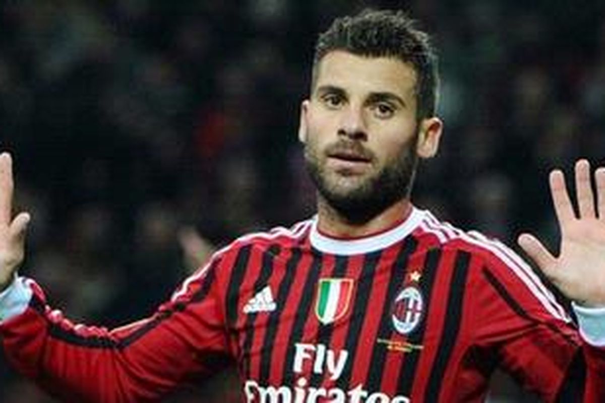 Gelandang AC Milan, Antonio Nocerino, merayakan golnya ke gawang Palermo, pada lanjutan Serie-A, di San Siro, Sabtu (15/10/2011).