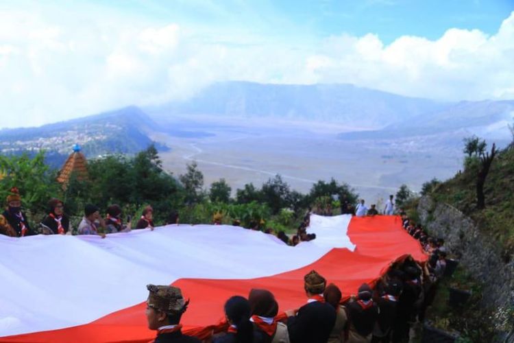 Bendera Merah Putih berukuran 30 meter dibentangkan di objek wisata Seruni Point Gunung Bromo di Kabupaten Probolinggo, Minggu (14/8/2022).
