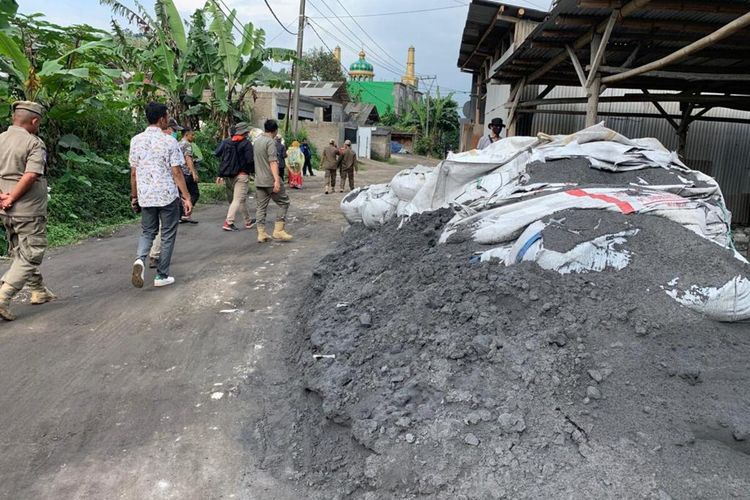 Limbah sisa pembakaran batu bara yang digunakan warga sekitar Situ Ciburuy untuk bahan baku pembuatan batako.