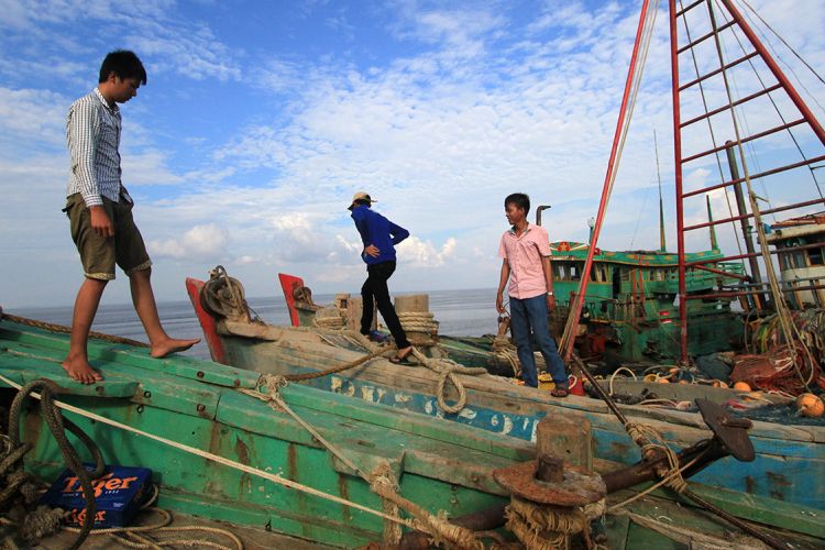 Kapal nelayan asal negara vietnam yang ditangkap petugas Bakamla dan Ditjen PSDKP-KKP yang kedapatan mencuri ikan di wilayah perairan Indonesia saat digiring menuju Stasiun PSDKP Pontianak (24/3/2017)