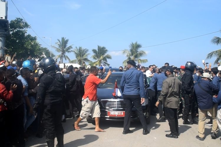 Ribuan warga kota Baubau, Sulawesi Tenggara berusaha mendekat dan menyalami presiden Joko Widodo saat berkunjung di pasar Wameo, Selasa (27/9/2022).