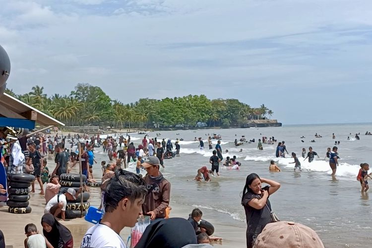 Objek wisata Pantai Anyer, Serang menjadi destinasi unggulan yang dimiliki Provinsi Banten. Setiap libur kawasan Pantai Anyer hingga Carita dipadati pengunjung yang memanfaatkan keindahan pantainya.