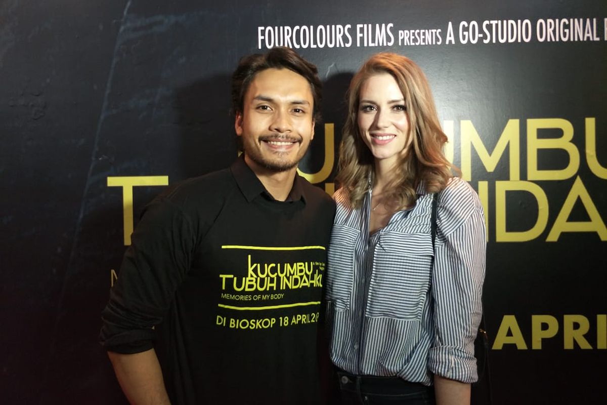 Randy Pangalila dan istrinya, Chelsey Frank dalam jumpa pers dan screening film Kucumbu Tubuh Indahku di XXI Plaza Indonesia, Thamrin, Jakarta Pusat, Senin (15/4/2019).