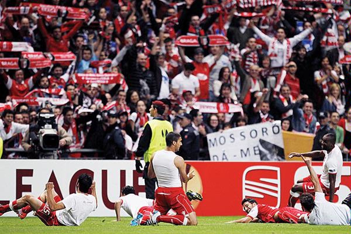 Pemain Braga merayakan bersama para suporter pada laga kedua semifinal Liga Europa melawan Benfica Thursday, Kamis (5/5) di Braga. Braga menang 1-0 dan berhak maju ke final.