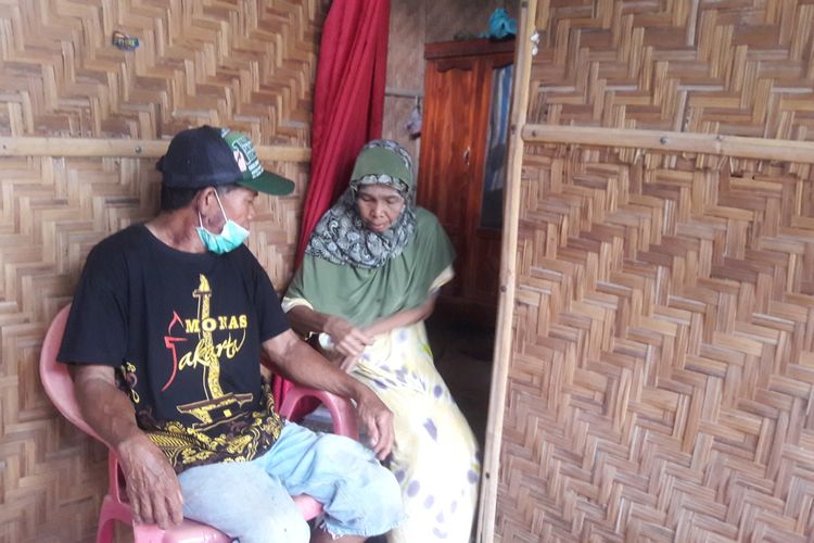 Nasir (53), petani miskin di Kabupaten Gowa, Sulawesi Selatan yang telah bertahun tahy  merawat isterinya yang sakit di gubuknya yang reot. Rabu, (6/5/2020).