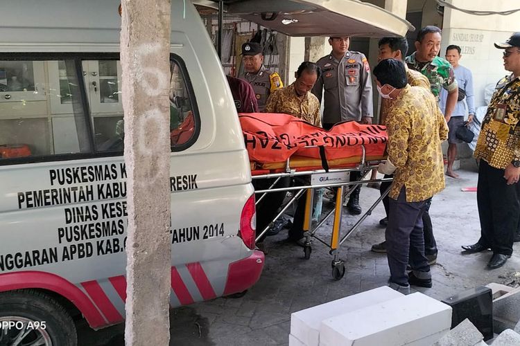 Petugas mengevakuasi jasad almarhum yang sempat dikira tertidur di makam orangtuanya di TPU Tlogopojok, Gresik, Jawa Timur, Kamis (11/1/2024).