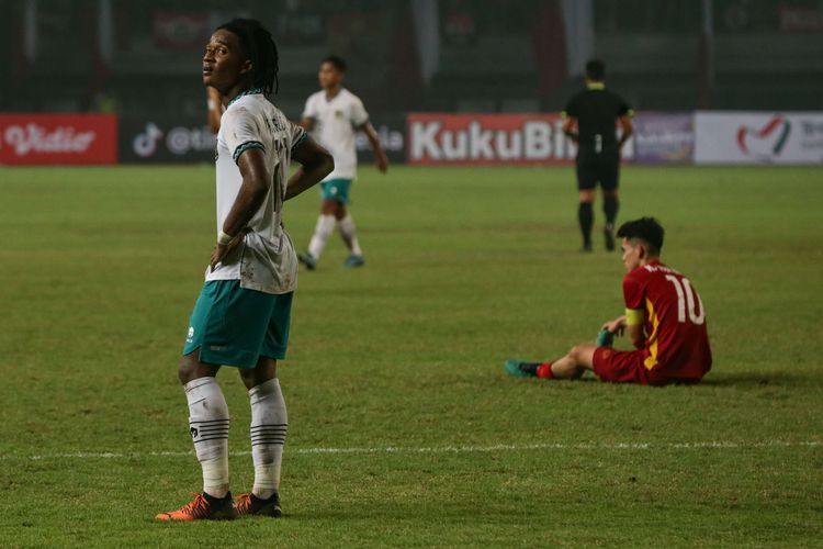 Pemain Timnas U19 Indonesia, Ronaldo Kwateh usai pertandingan melawan Vietnam pada laga perdana Grup A Piala AFF U19 2022 di Stadion Patriot Candrabhaga, Bekasi, Jawa Barat, Sabtu (2/7/2022) malam WIB. Kedua tim bermain imbang tanpa gol.