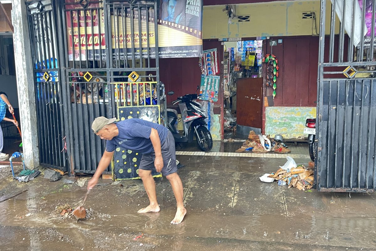 Salah satu warga membersihkan rumahnya pasca terdampak banjir di Kelurahan Purwantoro, Kecamatan Lowokwaru, Kota Malang, Kamis (4/12/2025).