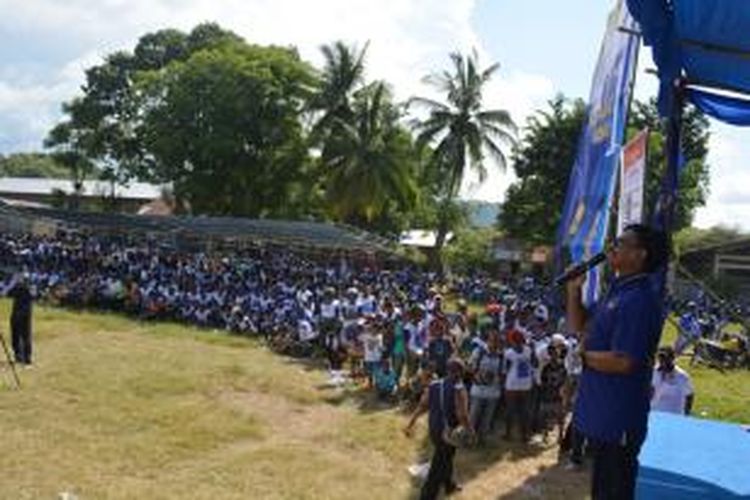 Kampanye terbuka--Juru Kampanye Nasional Partai Nasional Demokrat Sekaligus Caleg DPR RI Partai Nasdem Johny G Plate berkampanye di hadapan ribuan massa di Lapangan Bola Reo, Kabupaten Manggarai, NTT, Jumat (28/3/2014). (Kompas.com/Markus Makur)