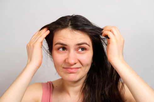 5 Cara Mengatasi Rambut Lepek dan Bau Apek