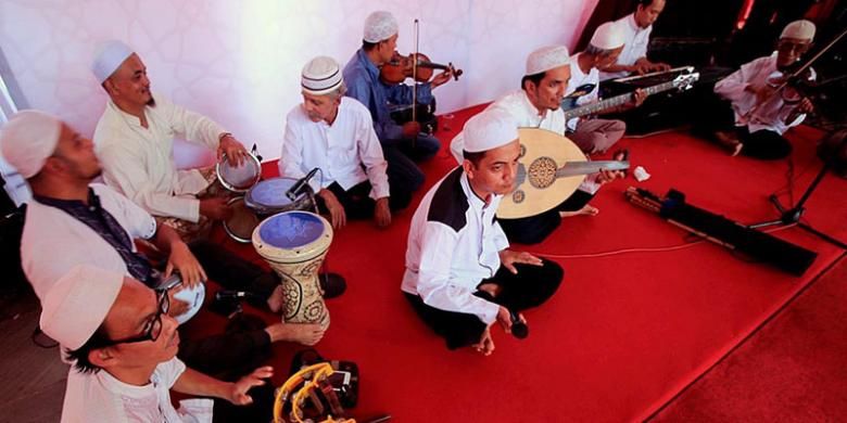 Pentas musik gambus dimainkan pemuda keturunan Arab ketika peresmian Kampung Arab Al Munawar sebagai Kampung Wisata di Kota Palembang, Sabtu (11/2/2017). Kampung Arab Al Munawar merupakan perkampungan warga keturunan Arab yang telah berusia sekitar 350 tahun. Selain ini ada empat obyek wisata lain yang dijadikan unggulan wisata di sekitar Sungai Musi.
