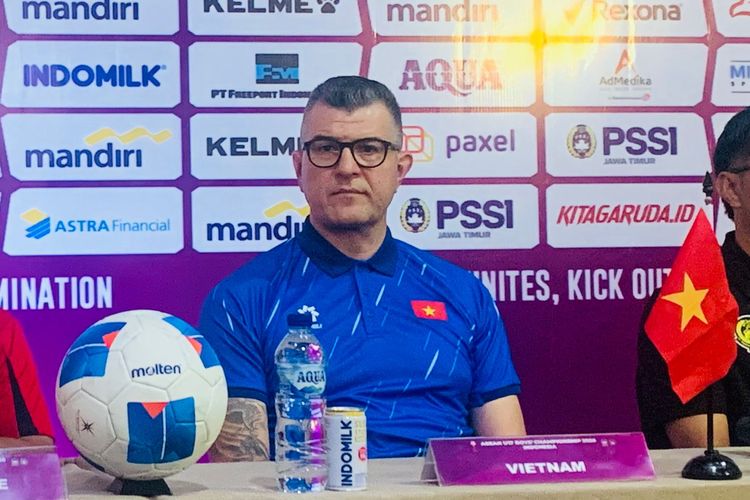Pelatih timnas u17 Vietnam Christiano Roland saat konferensi pers sebelum mengarungi ASEAN U17 Championship 2026 di Surabaya, Jawa Timur, Sabtu (11/4/2026) siang.