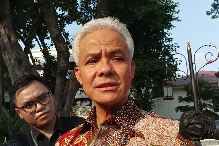 Bakal capres dari PDI-P Ganjar Pranowo di Kompleks Istana Kepresidenan, Jakarta, Selasa (13/6/2023).