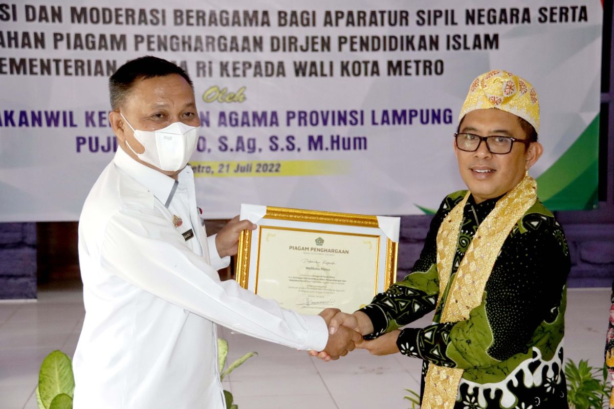 Wakil Wali Kota Metro Lampung Qomaru Zaman terima piagam penghargaan Ditjen Pendis Kemenag, Kamis (21/7/2022).