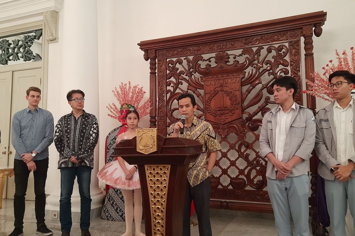 Kepala Subbagian Kerja Sama Sister City Pemerintah Provinsi DKI Jakarta Yudi Hermawan saat menggelar jumpa pers terkait konser orkestra mini perayaan 25 tahun sister city Jakarta-Berlin, di Balairung, Balai Kota, Jakarta Pusat, Selasa (10/12/2019)