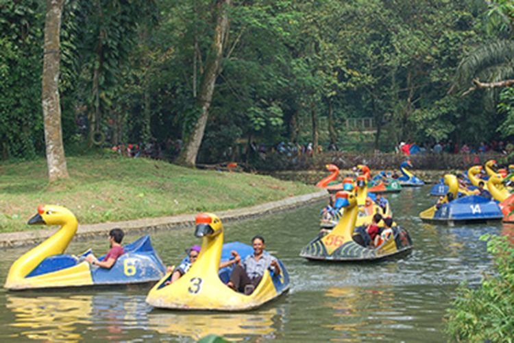 Wahana Taman Perahu Angsa di Kebun Binatang Ragunan, Jakarta Selatan