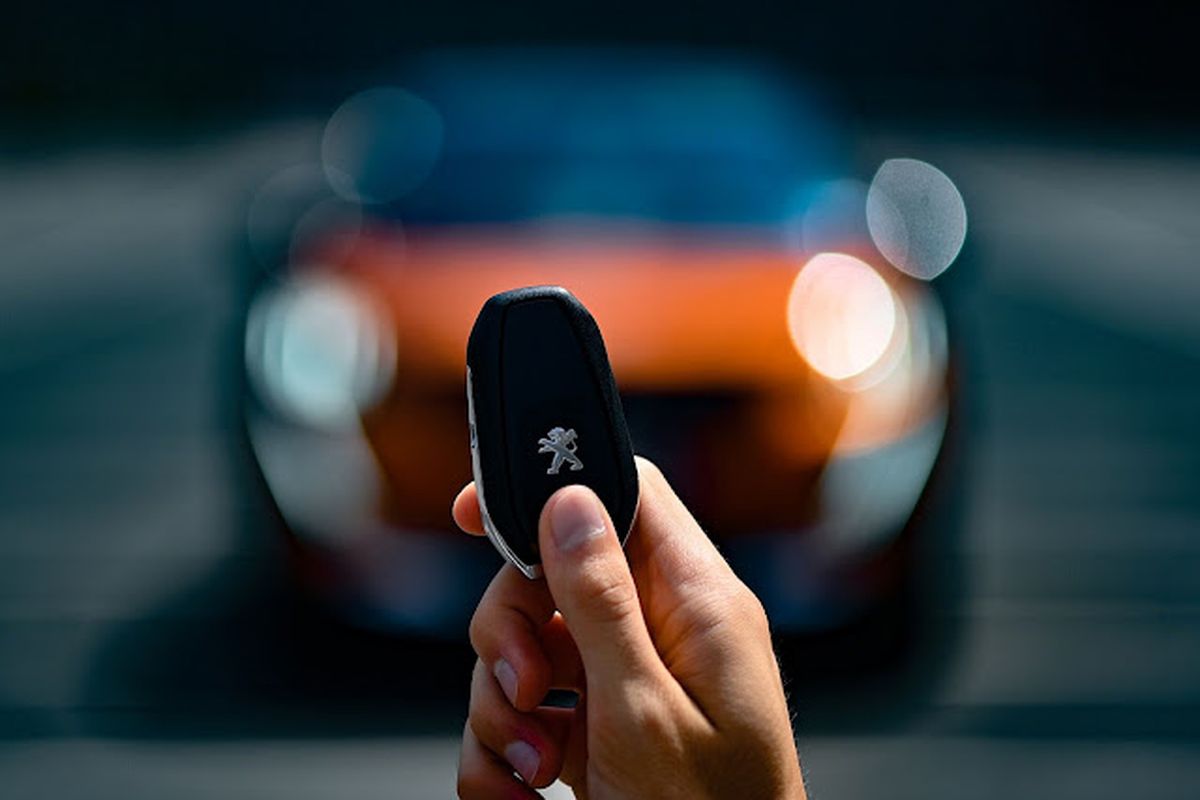 Lewat keyless pemilik mobil bisa membuka dan menutup pintu hanya dengan menekan tombol yang tersedia.
