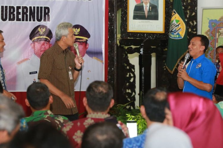 Gubernur Jawa Tengah Ganjar Pranowo berdialog dengan masyarakat Demak dalam acara silaturahmi dan penyerahan bantuan Gubernur di Pendopo Demak.