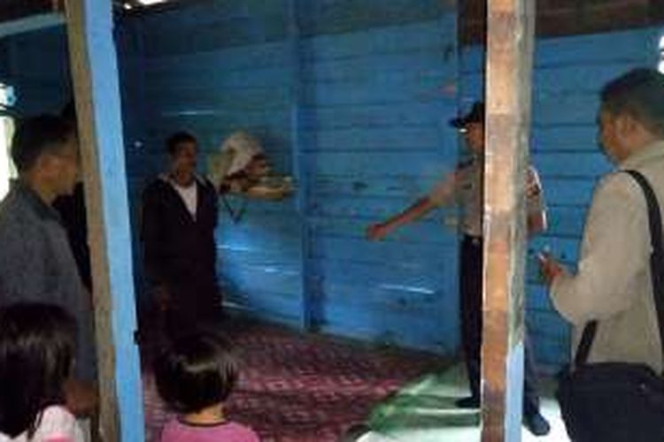   ( foto M Karyadi) Rumah Pusingan yang tersambar petir Sabtu (10/12) Akibat sambaran petir tersebut pemilik rumah Pusingan meninggal dunia seentara istri dan kedua anak korban dirawat di RSUD Malinau.