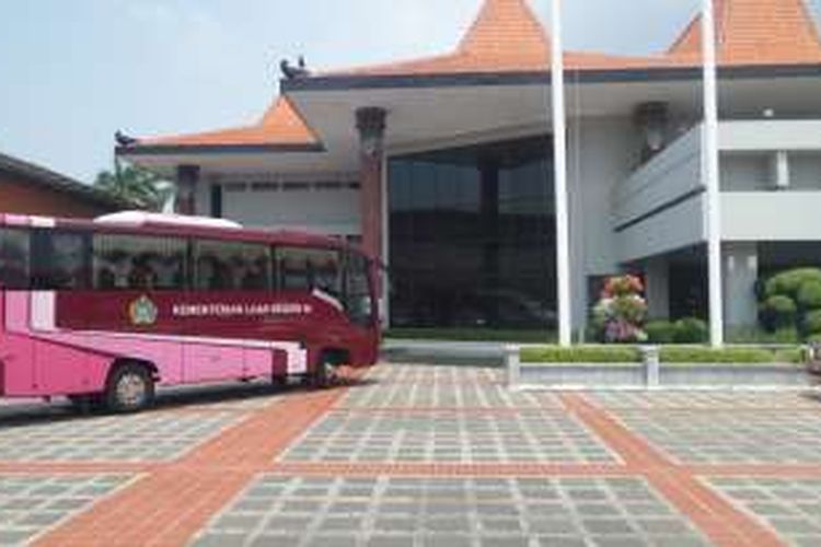 Sekitar pukul 13.30 WIB, bus dari Kementerian Luar Negeri tiba di ruang tunggu VIP Terminal 1 bandara  Soekarno-Hatta, Cengkareng. Bus tersebut diduga akan mengangkut para WNI yang ditahan otoritas Filipina karena menggunakan visa palsu untuk keberangkatan haji, Minggu (4/9/2016).