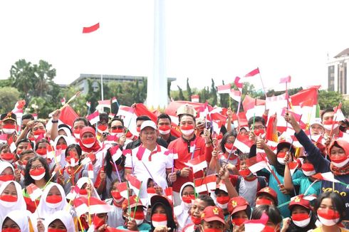 Mendagri Tito Bagikan 10 Juta Bendera Merah Putih Jelang HUT RI