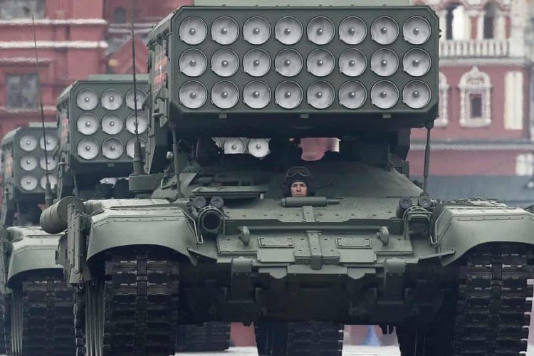 Sistem pelontar TOS-1 pembawa bom termobarik, salah satu senjata Rusia paling mematikan, saat dipamerkan dalam parade militer di Moskwa.