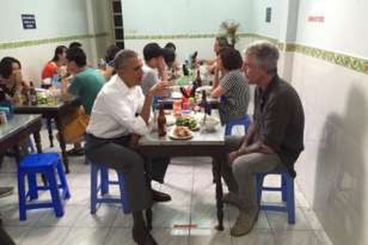 Presiden AS Barack Obama makan bun cha bersama Anthony Bourdain di warung makan sederhana di Hanoi, Vietnam. 