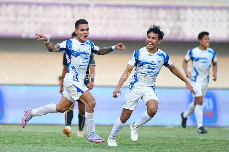Pemain PSIS Semarang Gali Frietas bersama M Luthfi Kamal selebrasi usai menjebol gawang Dewa United saat pertandingan pekan ke-8 Liga 1 2023-2024 yang berakhir dengan skor 1-4 di Stadion Indomilk Arema Tangerang, Senin (14/8/2023) sore.