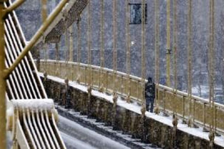 Suasana di jembatan Rachel Carson kota Pittsburgh pada Rabu (20/1/2016) sore ketika salju mulai turun.