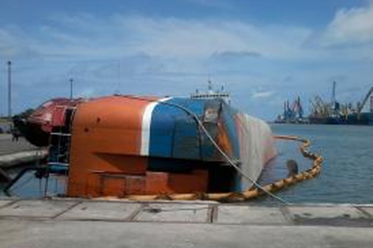 Kapal roro karam  dalam posisi miring, di Pelabuhan Tanjung Priok, Jakarta Utara, Selasa (14/1/2014).