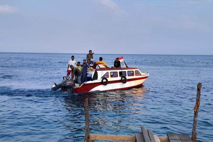 Proses evakuasi terhadap penumpang speed boat yang tenggelam di perairan Sidangoli, Kabupaten Halmahera Barat, Maluku Utara, Selasa (31/10/2023). (Foto: Humas Basarnas Ternate)