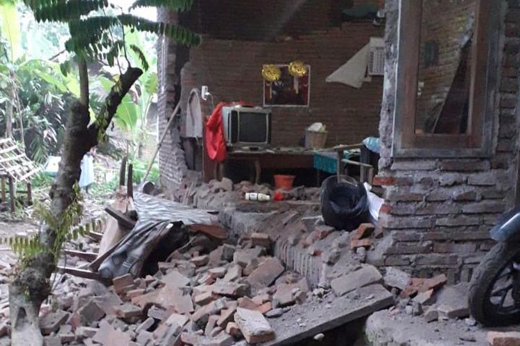 Rumah warga Jember ambruk terdampak Gempa 6,6 M Tuban 