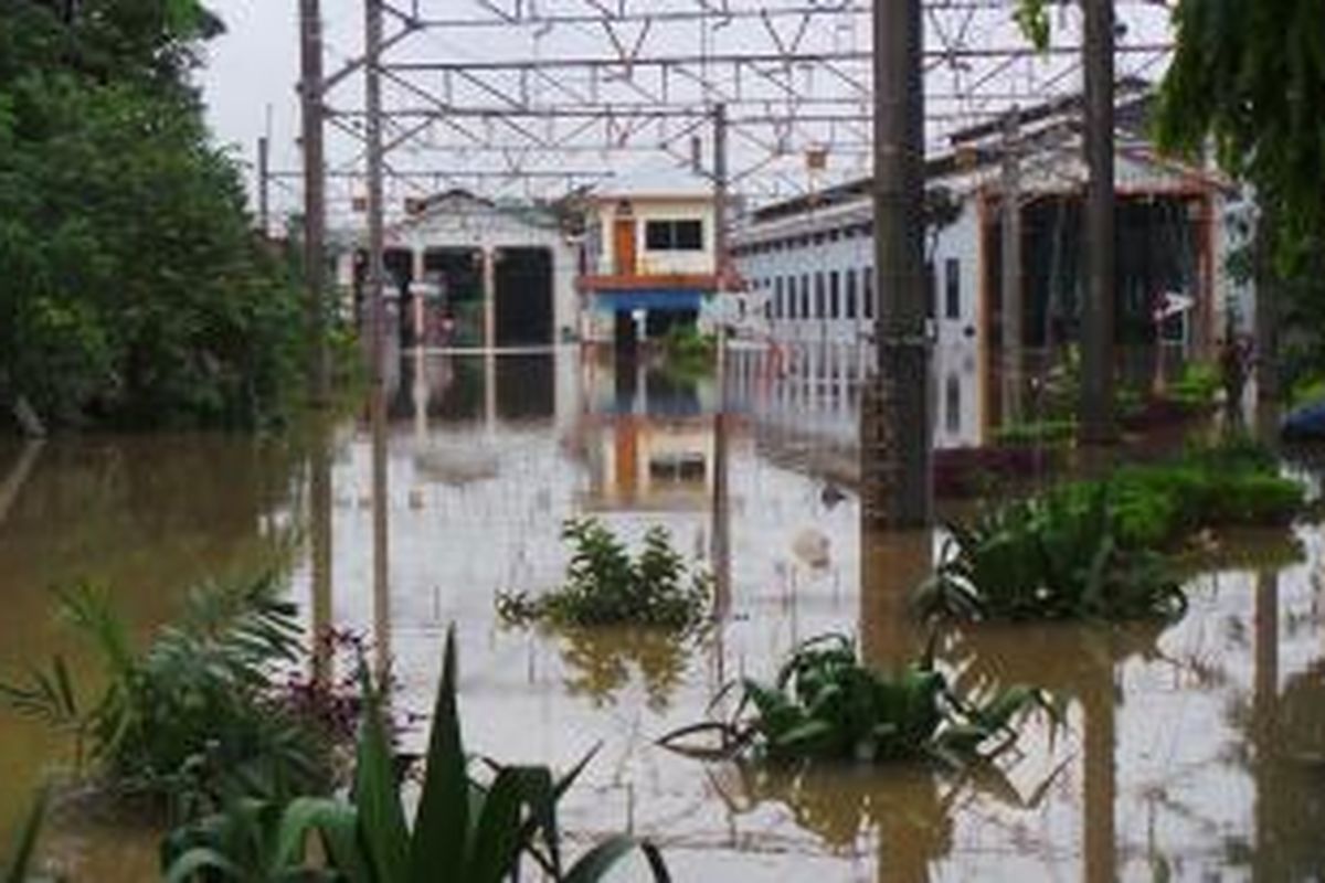 Dipo KRL di Bukit Duri, Tebet, Jakarta Selatan terendam banjir akibat luapan Sungai Ciliwung. Senin (13/1/2014).