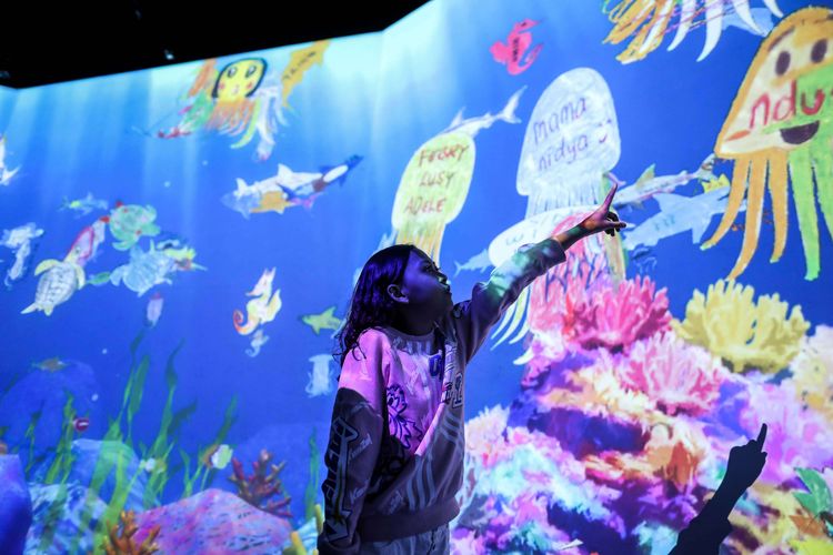 Suasana pengunjung pada pameran seni interaktif teamLab Future Park and Animal of Flowers, Symbiotic Lives, di Gandaria City, Jakarta Selatan, Rabu (3/7/2019). Pameran karya teamLab dari Jepang yang mengedepankan teknologi digital ini menampilkan lima instalasi digital yang bersifat interaktif ini dimulai 20 Juni hingga 20 Desember 2019 di mal Gandaria City, Jakarta.