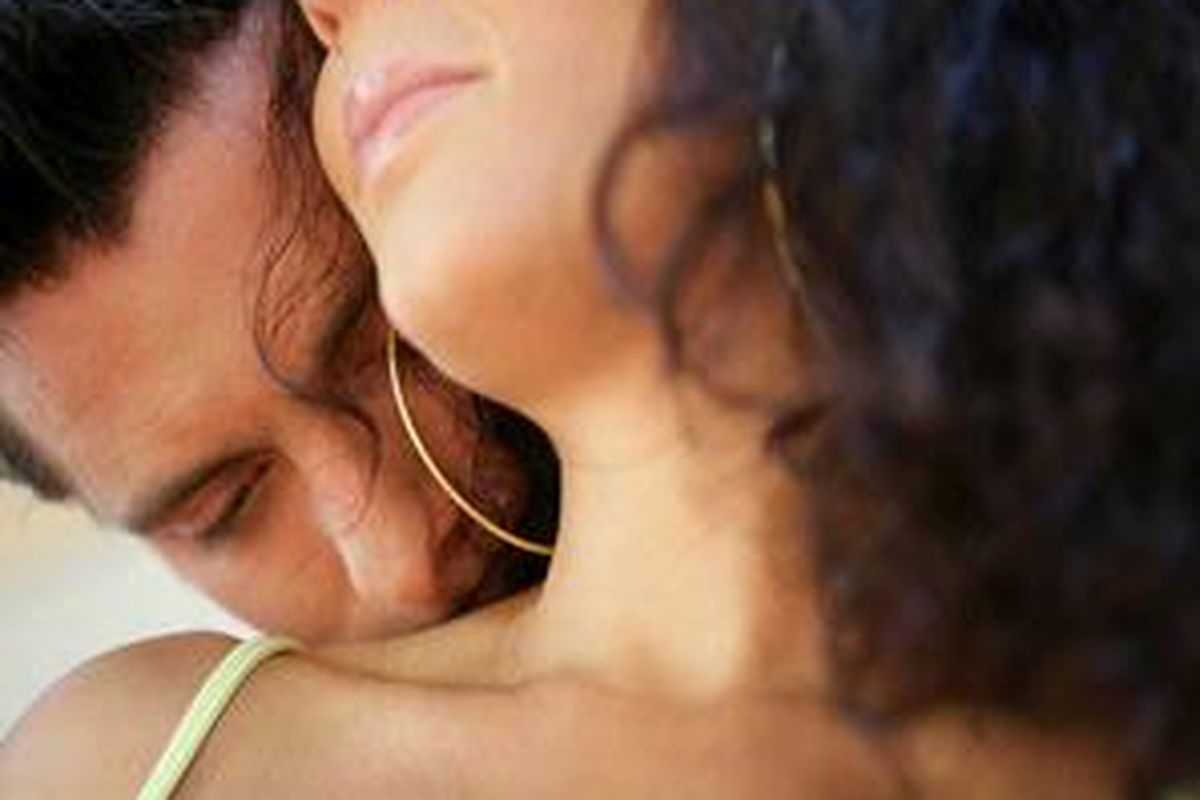 Jangan lupa semprotkan aroma parfum seksi untuk membuatnya tergoda.