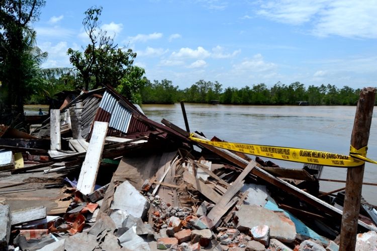 Puing rumah warga yang disapu banjir.