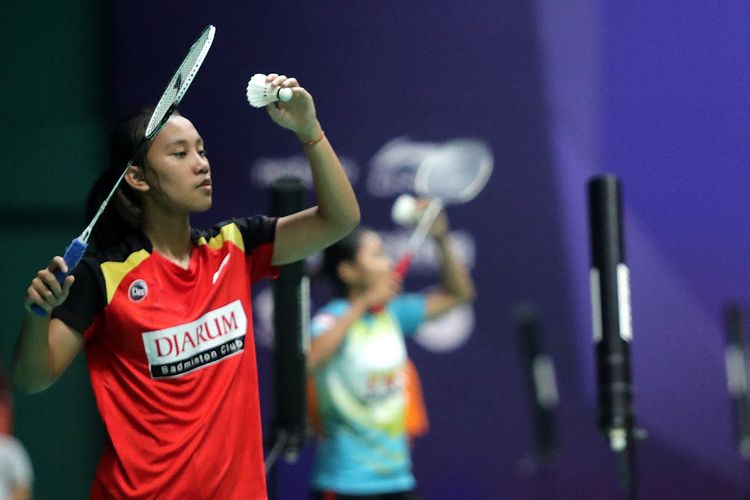 Atlet PB Djarum Mutiara Ayu Puspitasari berlaga di kategori Tunggal Taruna Putri U19, di YUZU Isotonic Akmil Open 2021. Laga ini digelar di GOR Djarum, Magelang, Jawa Tengah, Kamis (4/11).