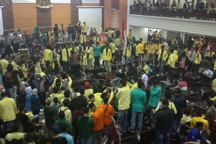 Mahasiswa Sumbar duduki ruang sidang utama DPRD Sumbar dan melakukan perusakan, Rabu (25/9/2019)