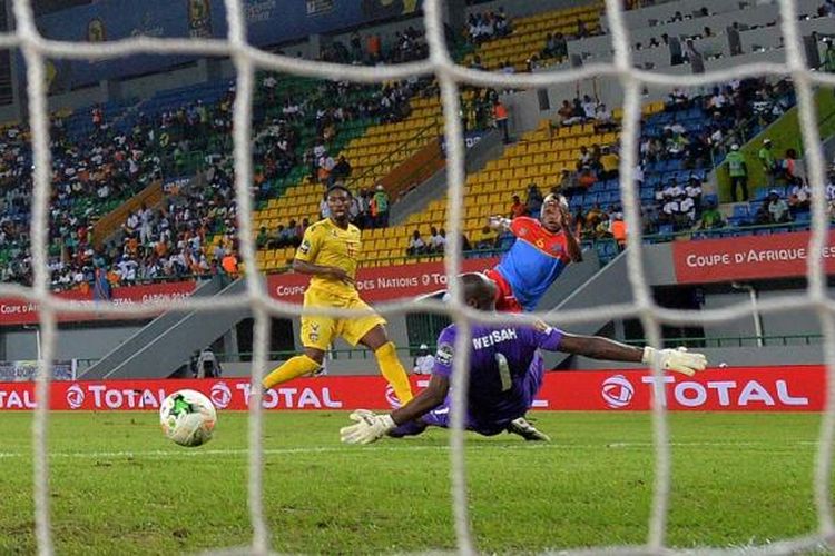 Striker Republik Demokratik Kongo, Junior Kabananga, mencetak gol ke gawang Toto pada partai Grup C Piala Afrika di port-Gentil,  24 Januari 2017.