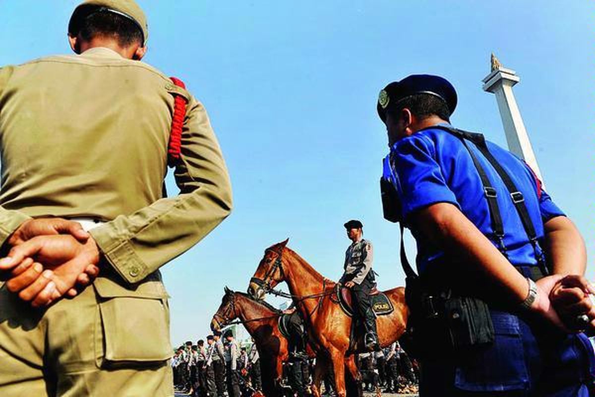 Upacara gelar pasukan Operasi Ketupat 2012 di Silang Monas, Jakarta, Jumat (10/9). Operasi gabungan Polri, TNI, dan instansi terkait lainnya tersebut untuk pengamanan perayaan Idul Fitri 1433 H, termasuk pengamanan arus mudik dan arus balik Lebaran.