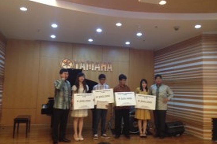 Empat penerima Yamaha Music Scholarship 2013 di Indonesia tahun ini adalah Yosephine Angkawibowo M, Fariz Elka Prawira, Raden Riyandi Anda Putra, serta Kezia Amelia Angkadjaja.
